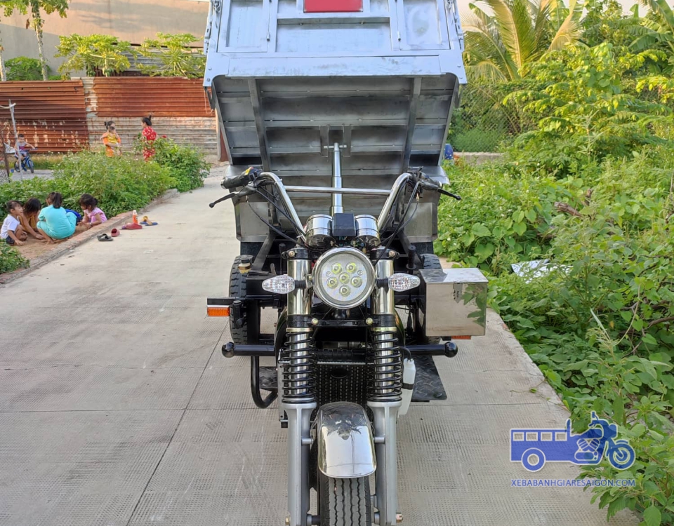 Xe Ben chở vật liệu xây dựng