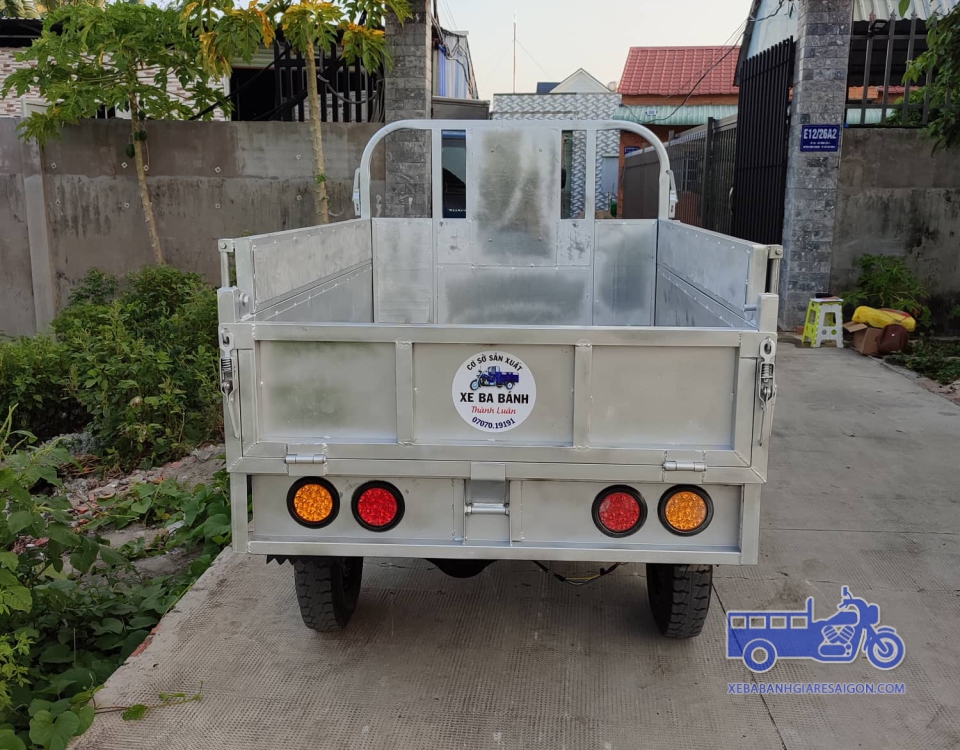 Xe Ben chở vật liệu xây dựng
