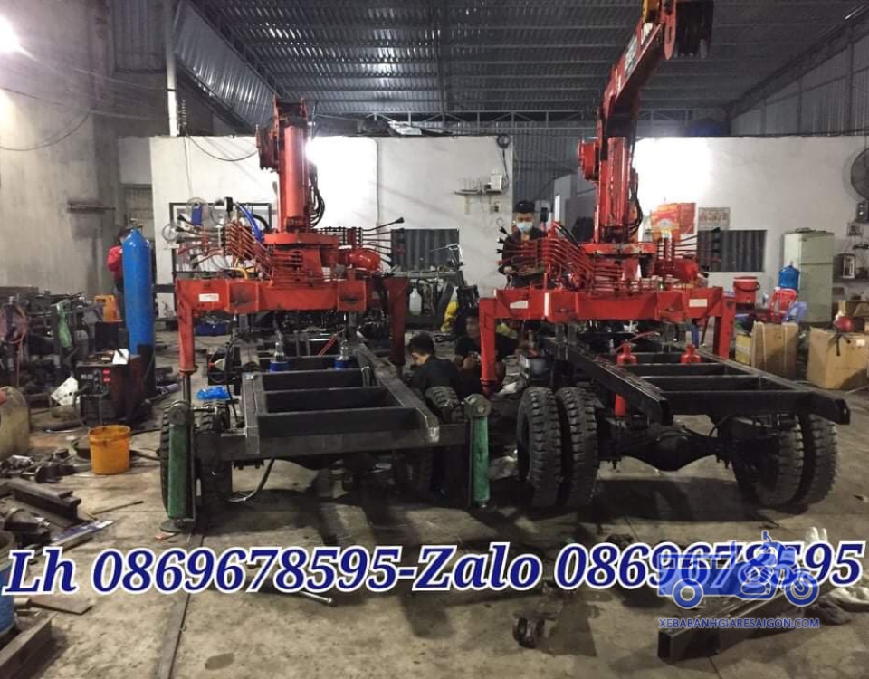 XE CẨU UNIC 1 TẤN MÁY DẦU